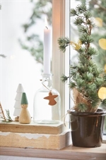 Nisse stående med grøn hue ved juletræ fra Ib Laursen - Tinashjem
